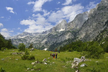 Montenegro, Crna Gora, Gruppe von Wanderern im Ropojana-Tal, Nationalpark Prokletije-Gebirge - ES000814