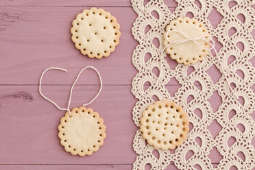Butter cookies with peekaboo design on crochet tablecloth - ECF000386
