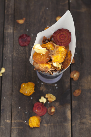 Gebratene Gemüsechips aus Pastinaken, Süßkartoffeln, Rote Bete, Möhren und Rüben, lizenzfreies Stockfoto