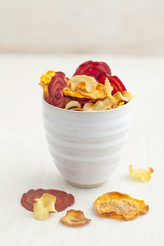 Schale mit gebratenen Gemüsechips aus Pastinaken, Süßkartoffeln, Rote Bete, Karotten und Rüben, lizenzfreies Stockfoto