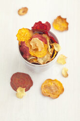 Bowl of roasted vegetable chips made of parsnips, sweet potatoes, beetroots, carrots and turnips - ECF000400