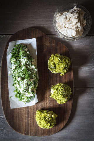 Drei Sorten veganer Streichkäse aus Cashews, lizenzfreies Stockfoto