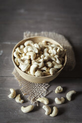 Schale mit Cashewnüssen auf Holztisch - EVGF000269