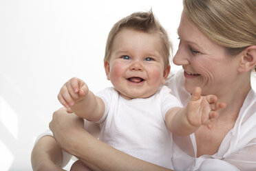 Smiling baby boy and his mother - FSF000017