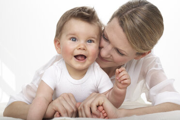 Smiling baby boy and his mother - FSF000015