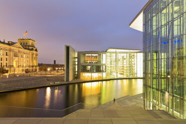 Deutschland, Berlin, Paul-Loebe-Haus, links Reichstag, rechts Marie-Elisabeth-Lüders-Haus - MS003114