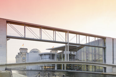 Deutschland, Berlin, Skywalk zum Marie-Elisabeth-Lüders-Haus, im Hintergrund der Reichstag - MSF003112