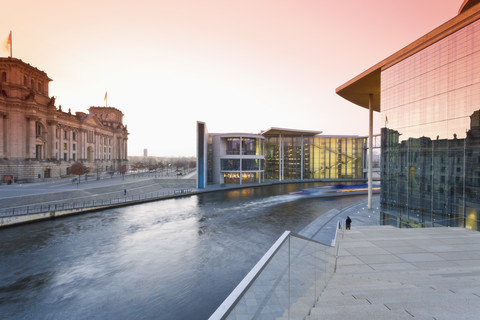 Deutschland, Berlin, Paul-Loebe-Haus, links Reichstag, rechts Marie-Elisabeth-Lüders-Haus, lizenzfreies Stockfoto