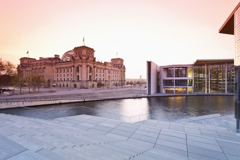 Deutschland, Berlin, Blick auf das Reichstagsgebäude an der Spree am Abend, rechts Paul-Löbe-Haus, lizenzfreies Stockfoto