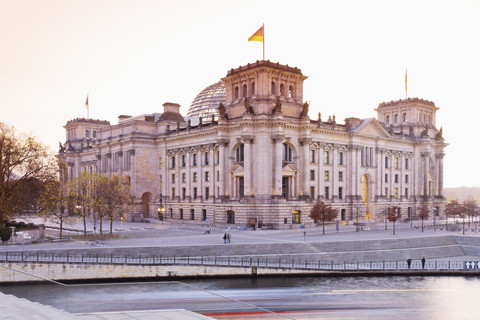 Deutschland, Berlin, Blick auf das Reichstagsgebäude am Abend, lizenzfreies Stockfoto