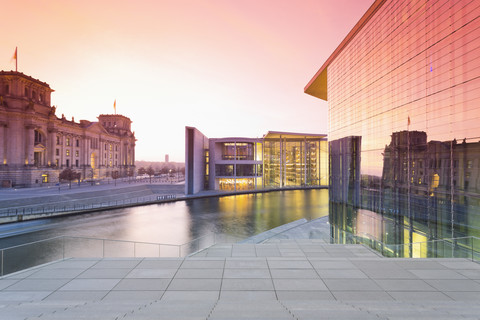 Deutschland, Berlin, Paul-Loebe-Haus, links Reichstag, rechts Marie-Elisabeth-Lüders-Haus, lizenzfreies Stockfoto