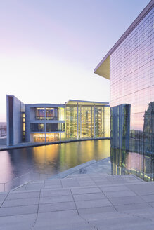 Deutschland, Berlin, Paul-Loebe-Haus, links Reichstag, rechts Marie-Elisabeth-Lüders-Haus - MSF003095