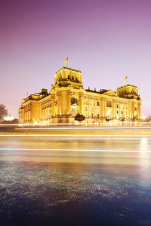 Deutschland, Berlin, Blick auf das Reichstagsgebäude am Abend - MSF003102