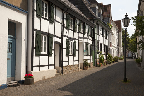 Deutschland, Nordrhein-Westfalen, Mülheim an der Ruhr, Fachwerkhäuser in der Altstadt - WI000200