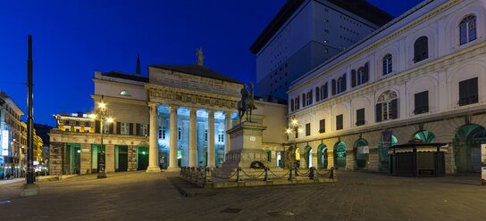 Italien, Genua, Piazza de Ferrari, Giuseppe Garibaldi Denkmal bei Nacht - AMF001411