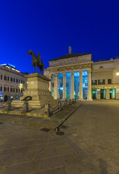 Italien, Genua, Piazza de Ferrari, Giuseppe Garibaldi Denkmal bei Nacht - AMF001412