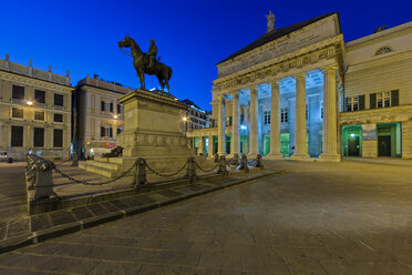 Italien, Genua, Piazza de Ferrari, Giuseppe Garibaldi Denkmal bei Nacht - AM001408