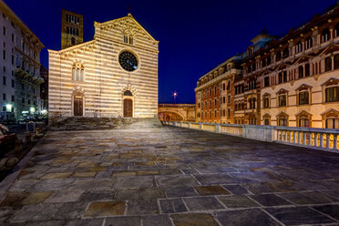 Italien, Genua, Piazza de Santo Stefano, Kirche Santo Stefano bei Nacht - AMF001417