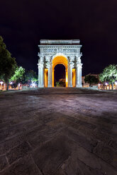 Italien, Genua, Piazza della Vittoria, Arco della Vittoria bei Nacht - AMF001406