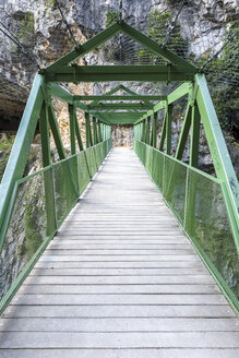 Spanien, Asturien, Nationalpark Picos de Europa, Ruta del Cares, Brücke über den Rio Cares - LAF000284