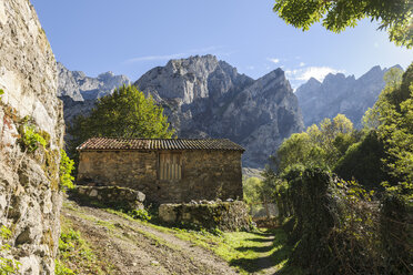 Spain, Asturia, Picos de Europa National Park, Ruta del Cares, Stone house and mountainscape - LA000291