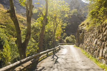 Spanien, Asturien, Nationalpark Picos de Europa, Ruta del Cares, Kurvenreiche Straße - LAF000292