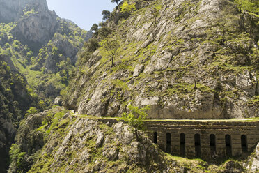 Spanien, Asturien, Nationalpark Picos de Europa, Ruta del Cares, Kurvenreiche Straße durch die Berge - LAF000297