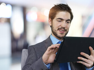 Porträt eines Geschäftsmannes mit Tablet-Computer - STKF000709