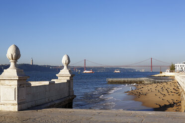Portugal, Lisboa, Blick auf die Ponte 25 de Abril - BIF000085