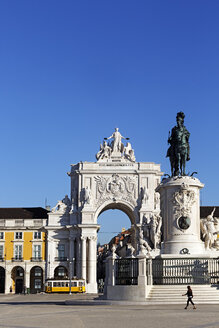 Portugal, Lisboa, Baixa, Praca do Comercio, Blick auf Triumphbogen und Denkmal von König José I - BIF000086