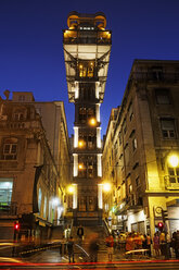 Portugal, Lisboa, Baixa, Blick auf den beleuchteten Elevador Santa Justa - BIF000091