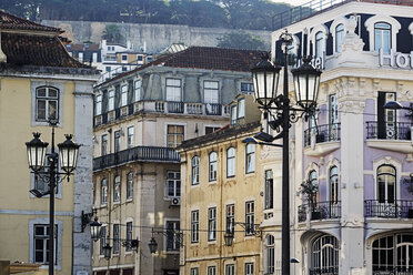 Portugal, Lisboa, Baixa, Rossio, Praca Dom Pedro IV, Blick auf alte Häuser in der Rua Betesga - BIF000097