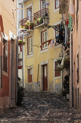 Portugal, Lissabon, Alfama, Blick auf die Rua de Santa Cruz do Castelo - BIF000107