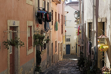 Portugal, Lissabon, Alfama, Blick auf die Rua de Santa Cruz do Castelo - BIF000108