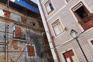 Portugal, Lissabon, Alfama, Fassaden eines verfallenen und eines renovierten Wohnhauses - BIF000110