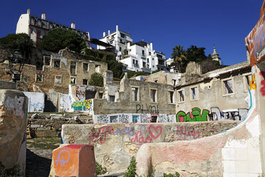 Portugal, Lissabon, Alfama, Graffitis an Hauswänden von Ruinen - BIF000112