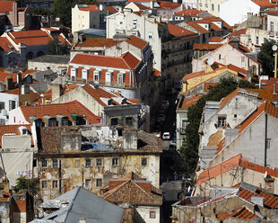 Portugal, Lisbon, Graca, Miradouro da Igreja da Graca, view over the roofs - BIF000115