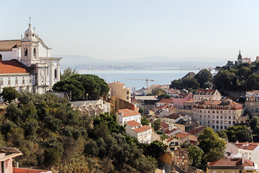 Portugal, Lissabon, Mouraria, Miradouro de Nossa Senhora do Monte, Blick auf den Tejo - BIF000118