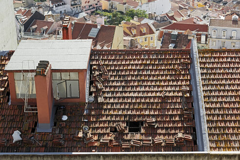 Portugal, Lissabon, Blick vom Miradouro de Nossa Senhora do Monte auf ein altes Dach - BIF000120