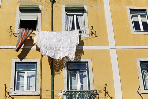 Portugal, Lissabon, Mouraria, Teil einer gelben Hausfassade - BIF000121