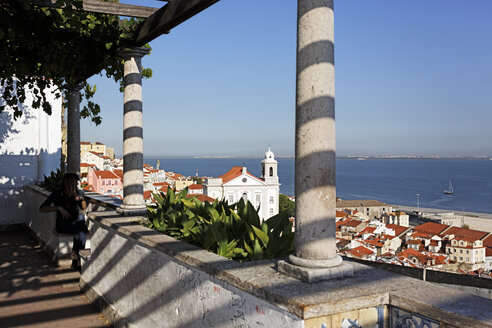 Portugal, Lissabon, Alfama, Miradouro de Santa Luzia, Blick auf den Fluss Tejo - BIF000150