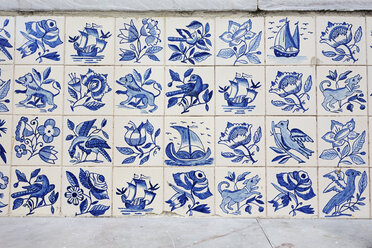 Portugal, Lissabon, Alfama, Teil einer Mauer mit weißen und blauen Azulejos - BIF000124