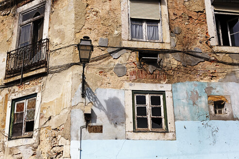 Portugal, Lissabon, Alfama, Fassade eines verfallenden Hauses - BIF000126
