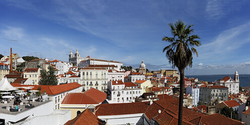 Portugal, Lissabon, Alfama, Largo das Portas do Sol, Blick über die Dächer - BIF000129