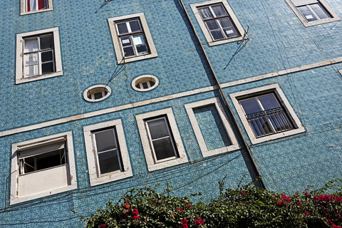 Portugal, Lissabon, Alfama, Teil einer Hausfassade mit Azulejos, lizenzfreies Stockfoto