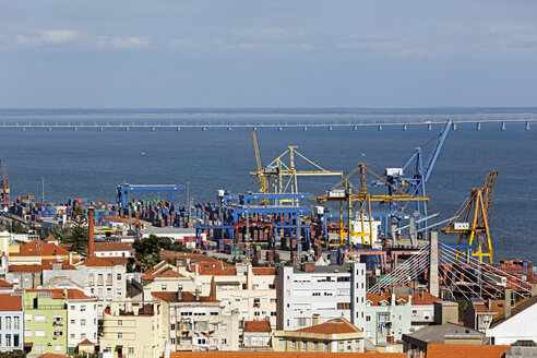 Portugal, Lissabon, Alfama, Blick auf die Docks - BIF000137