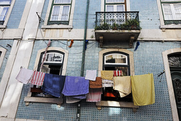 Portugal, Lissabon, Mouraria, Teil einer Hausfassade mit Wäschetrockner - BIF000139