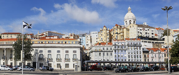 Portugal, Lissabon, Alfama, Blick auf die Stadt mit Pantheon und Militärhistorischem Museum - BIF000142