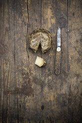 Tomme de Savoie Käse und Messer auf Holztisch - LVF000351