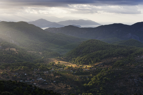 Türkei, Mugla, Dorf Kisla, Blick vom Berg Bozburun Tepesi, lizenzfreies Stockfoto